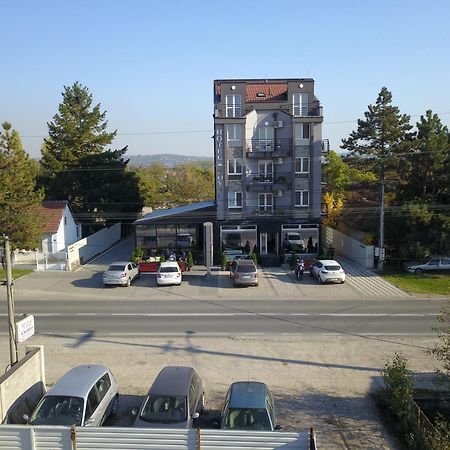 Hostel Royal Obrenovac  Экстерьер фото