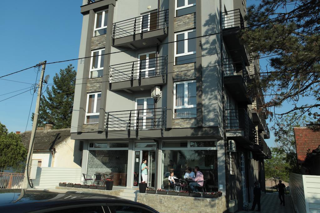 Hostel Royal Obrenovac  Экстерьер фото