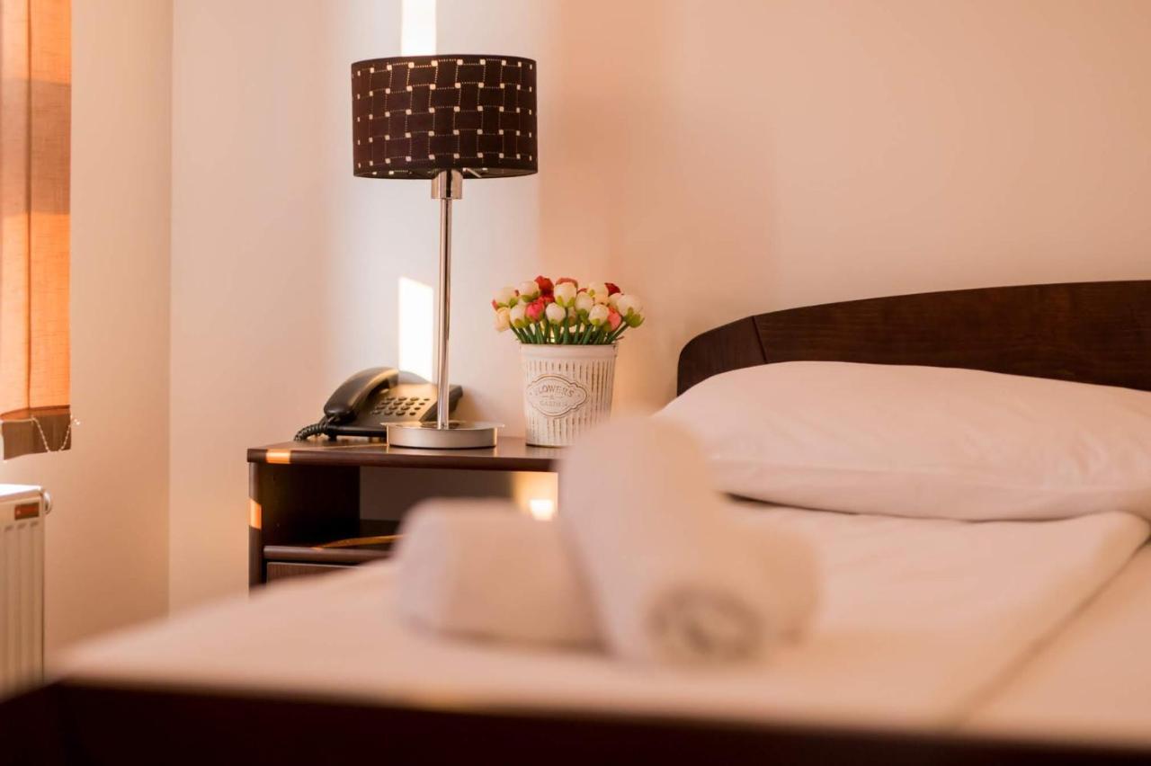 Hostel Royal Obrenovac  Экстерьер фото