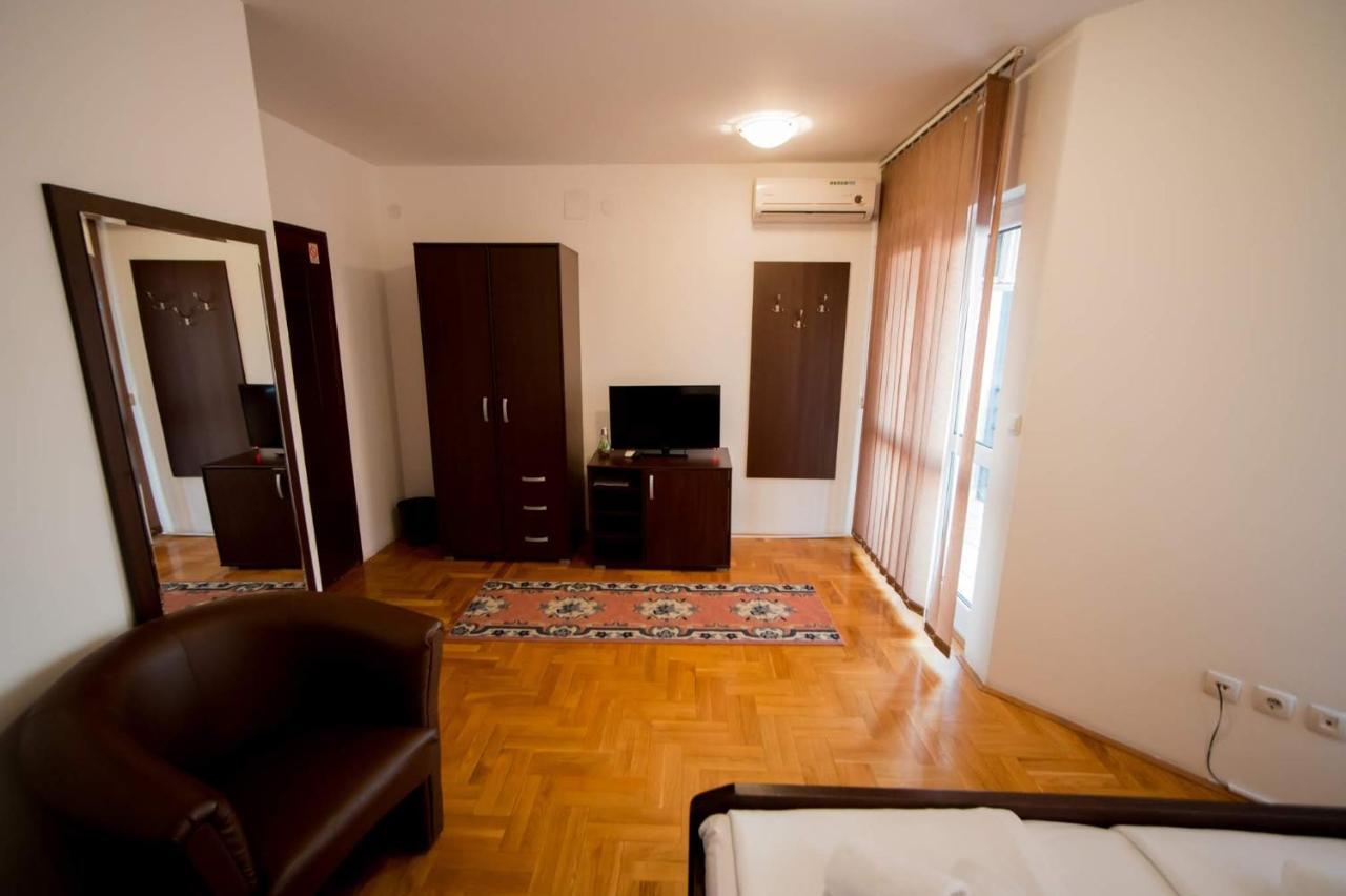 Hostel Royal Obrenovac  Экстерьер фото