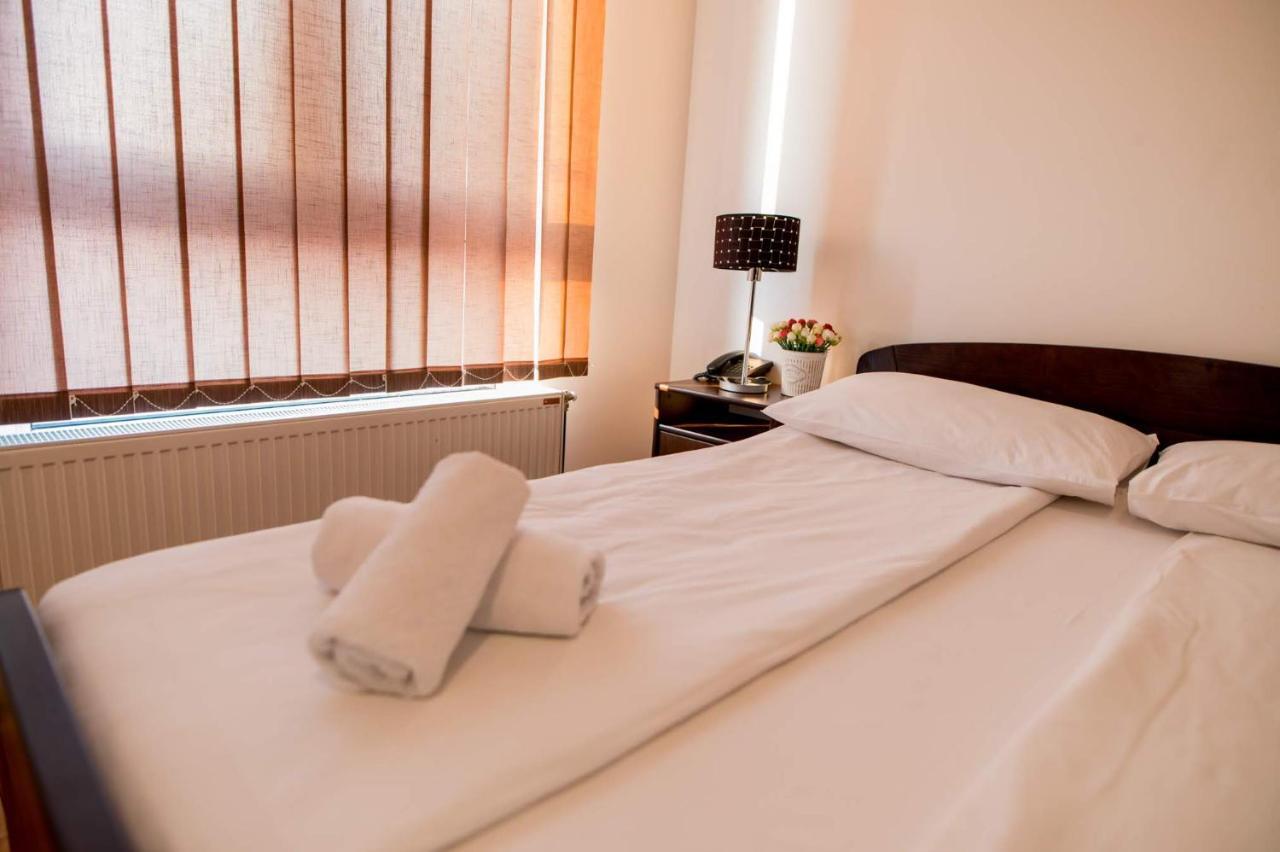 Hostel Royal Obrenovac  Экстерьер фото